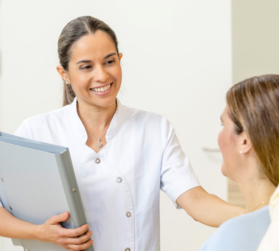 Pflegerin mit Patientin