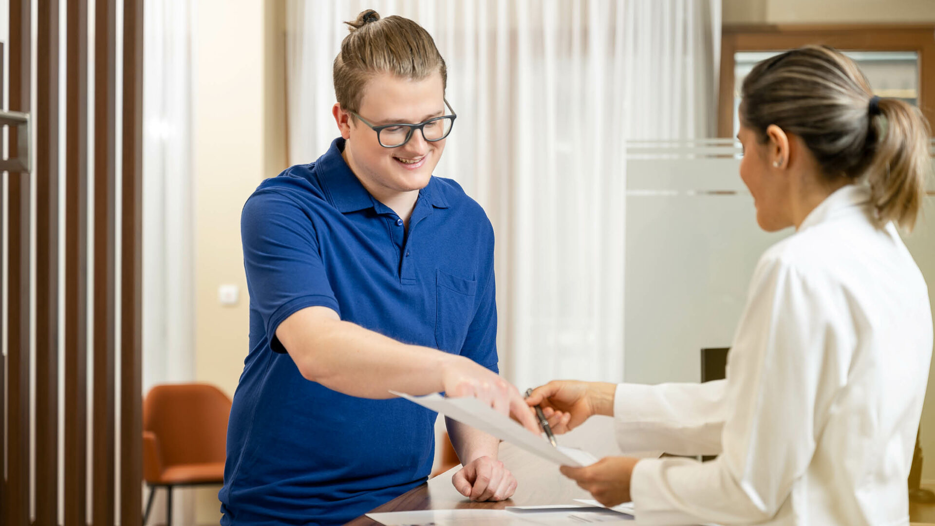 Ärztin und Patient bei Vorbesprechung